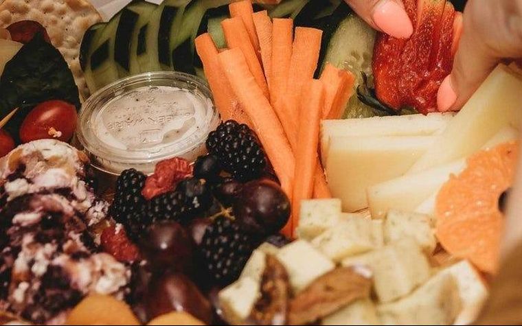 Aperoplank met kaas, charcuterie, fruit en dips