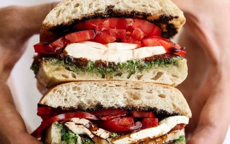 Belegde focaccia met mozzarella, tomaat en pesto